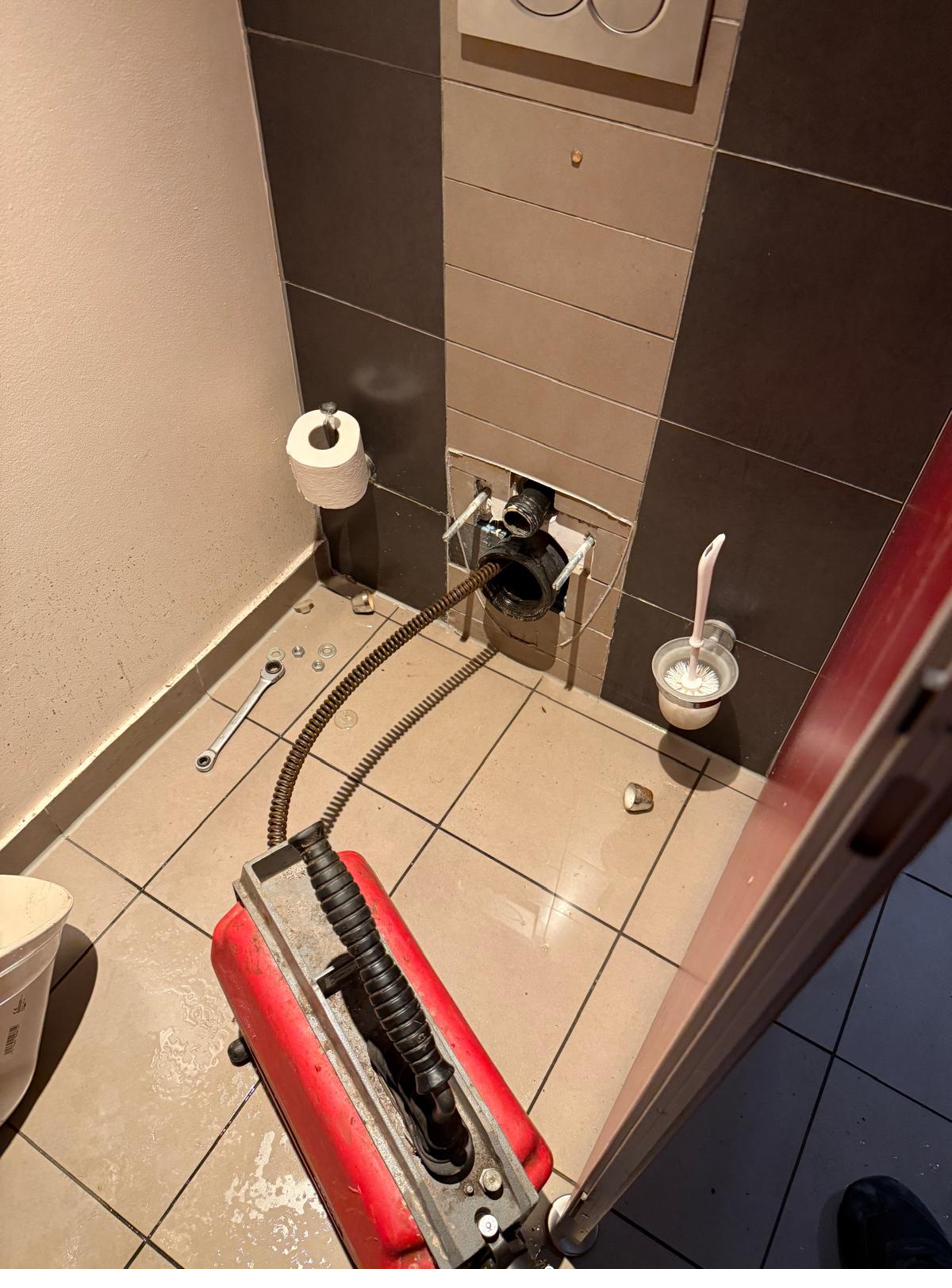 WC-Anschluss Rohrreinigung